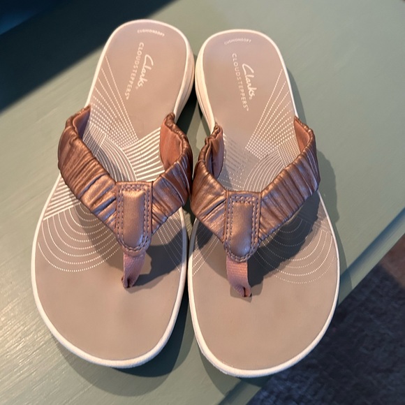 SOLD - Clarks Cloudstepper Flipflops - Picture 3 of 5